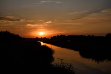 Sunset - Nehir kenarındaki akşam manzarası