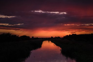 Sunset - Nehir kenarındaki akşam manzarası