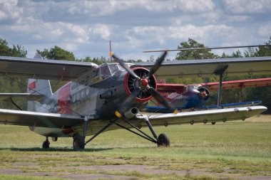 BORNE SULINOWO, BATI POMERANYAN - POLAND - 11 Ağustos 2023: AN2 çift kanatlı uçak bir havaalanında