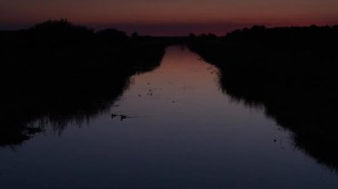SUNSET - Nehir kenarındaki akşam manzarası, yüzen ördekler ve cırcır böceklerinin sesi, vahşi kaz sürüsü