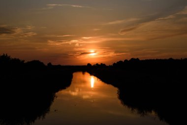 Sunset - Nehir kenarındaki akşam manzarası