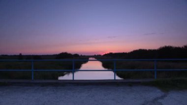 SUNSET - Nehir kenarındaki akşam manzarası ve cırcır böceklerinin sesi, kuyruk sallamalarının sesi, yaban kazlarının sesi