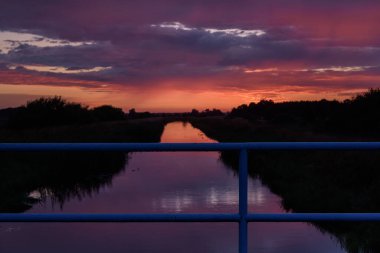Sunset - Nehir kenarındaki akşam manzarası
