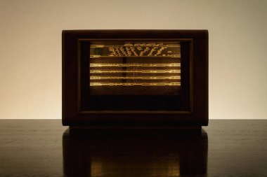 KLASSIC RADIO - Ahşap kaplamalı çok eski bir cihaz