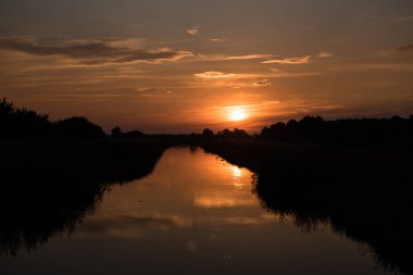 Sunset - Nehir kenarındaki akşam manzarası