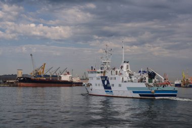 MARITIME TRANSPORT - Research/survey vessel sails to seaport clipart