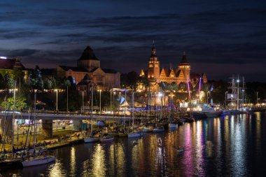 SZCZECIN, BATI POMERANYAN - POLAND - AĞUSTOS 02, 2024: Liman şehrinin temsilci rıhtımında yelkenli tekneleri