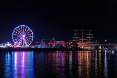 PORT CITY 'DE GECE - Lunaparktaki atlıkarınca ve rıhtımdaki yelkenli gemi