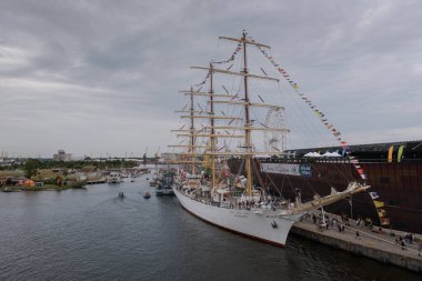 SZCZECIN, BATI POMERANYAN - POLAND - AĞUSTOS 02, 2024: Polonya yelkenli gemisi Dar Mlodziezy temsilci liman iskelesinde