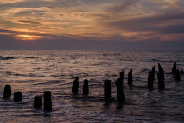 SUNSET - Gün sonunda deniz kenarında