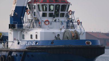 ASKERİ BATI POLİS - POLAND - Kasım 04, 2022: römorkör denize açılıyor