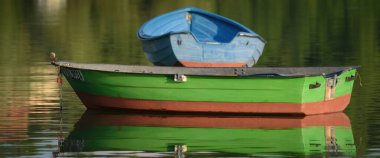 CZAPLINEK, BATI POLAND - 23 HAZİRAN 2024: Gölde küçük kayıklar