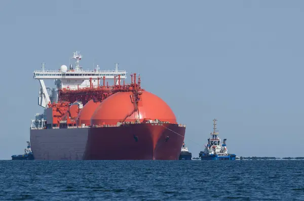 LNG TANKER - Gemi ve römorkörler gaz terminaline gidiyor 