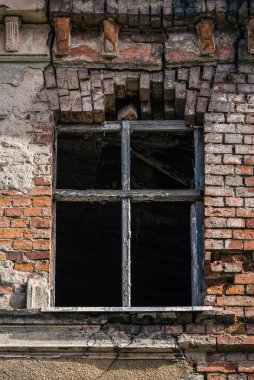 Çok eski bir ev - İhmal edilmiş ve harap olmuş tuğla bir binanın penceresi