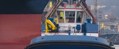 TUGBOAT - Limanda küçük mavi bir gemi çalışıyor