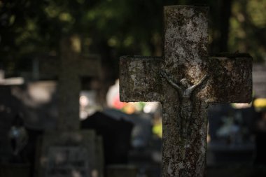 CEMETERY - Mezar taşında İsa figürü olan eski bir haç