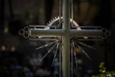 Mezar taşında eski bir çelik haç