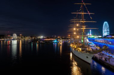 SZCZECIN, BATI POMERANYAN - POLAND - AĞUSTOS 02, 2024: Polonya yelkenli gemisi Dar Mlodziezy temsilci liman iskelesinde