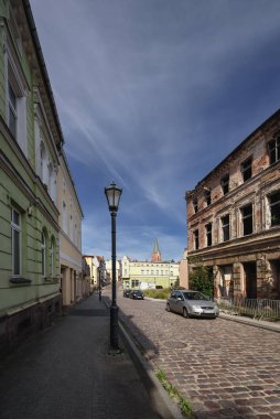 POLCZYN ZDROJ, BATI POMERANYAN - POLAND - Eylül 05, 2024: Stylize sokak lambası, arabalar, eski klasik apartmanlar ve yıkılacak bina