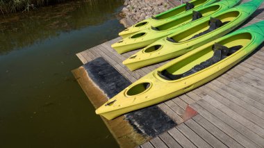 KAYAKS KARAKS - Göldeki ahşap iskelede renkli tekneler