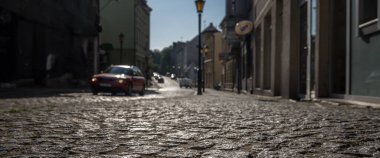 POLCZYN ZDROJ, BATI POMERANYAN - POLAND - EYLÜL 06, 2024: CITY Caddesi - Bir yol yüzeyindeki güzel kaldırım taşları