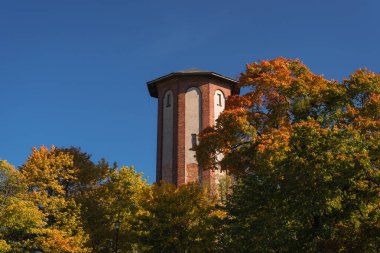  AUTUMN in CITY - Renkli ağaçların arka planına karşı tarihi bir su kulesi