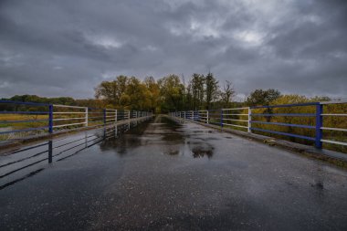 AUTUMN VE Yagmurlu Hava - Ülke yolu ve köprüsü üzerinde dramatik siyah yağmur bulutları