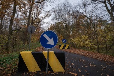 LOCAL YOLU VE BÜYÜK BÖLGESİ - Araç trafiği için engeller ve işaretler