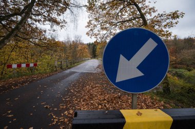 LOCAL YOLU VE BÜYÜK BÖLGESİ - Araç trafiği için engeller ve işaretler