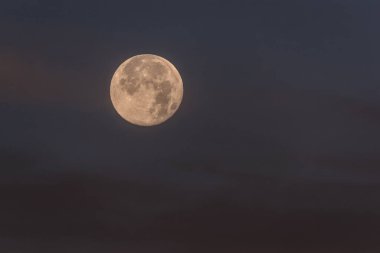 Ay - Gökyüzünde bulutlu Dünya uydusu