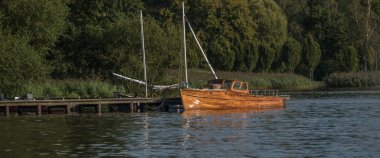 Göl kenarındaki marina - Szczecinek iskelesindeki klasik ahşap motorlu tekne