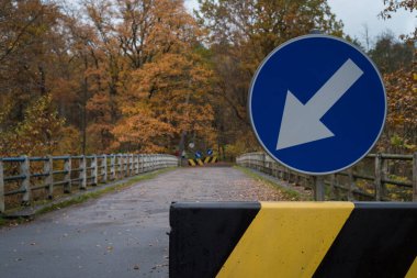 LOCAL YOLU VE BÜYÜK BÖLGESİ - Araç trafiği için engeller ve işaretler