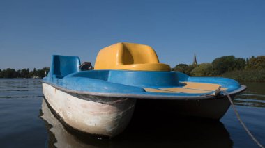 Su Kaynağı - Gölde Yeşil-Beyaz Pedallı