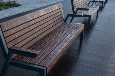 LANDSCAPE by Löke - Sabahları çiyden oluşan gösterimde ve eğlence platformunda banklar