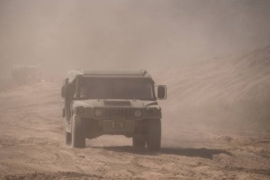 BORNE SULINOWO, BATI POMERANYAN - POLAND - 16 AĞUSTOS 2024: Yüksek Hareketli Çok amaçlı Tekerlekli Araç - Bir askeri meraklılar rallisinde off-road aracı