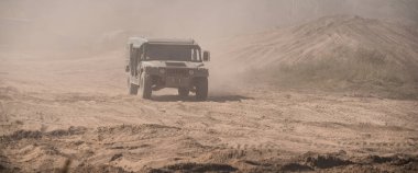 BORNE SULINOWO, BATI POMERANYAN - POLAND - 16 AĞUSTOS 2024: Yüksek Hareketli Çok amaçlı Tekerlekli Araç - Bir askeri meraklılar rallisinde off-road aracı