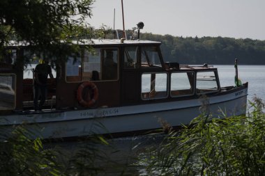 SZCZECINEK, BATI POMERANYAN - POLAND - 20 AĞUSTOS 2024: Szczecinek Gölü üzerinde küçük tarihi gemi BAYERN