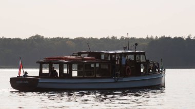 SZCZECINEK, BATI POMERANYAN - POLAND 20 AĞUSTOS 2024: Küçük tarihi gemi BAYERN 'de göl gezisi