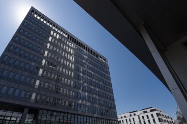ARCHITECTURAL COMPLEX VE Endüstriyel CLIMBers WINDOWS - Mavi gökyüzüne karşı modern, uzun bir konut binası