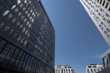 ARCHITECTURAL COMPLEX VE Endüstriyel CLIMBers WINDOWS - Mavi gökyüzüne karşı modern, uzun bir konut binası