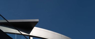 ARCHITECTURE - Mavi gökyüzüne karşı modern yüksek bir yerleşim yeri