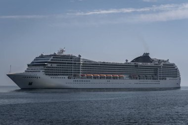 Kruvaze Gemisi - Bir yolcu gemisi denizde yelken açıyor