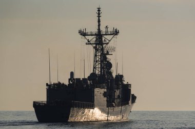 Kılavuz Bayan FRIGATE - Bir Polonya Donanma savaş gemisi denizde yelken açıyor