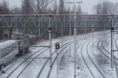 Demiryolu Transportu - Karlı kış havasının arka planına karşı bir yolcu treni