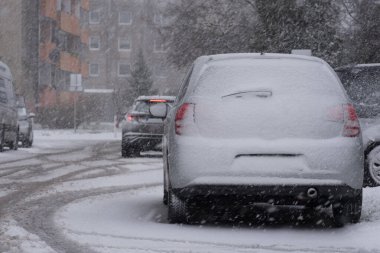 Şehirdeki kar fırtınası - Araçlar ve caddeler bir kar tabakasıyla kaplıdır