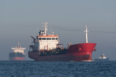 Petrol-ŞİMKİ TANKER - Kırmızı bir gemi su yolu boyunca yol alıyor