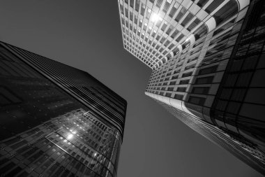 CITYSCAPE - Mavi gökyüzüne karşı modern yüksek bir konut binası