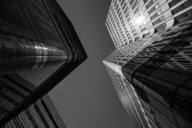 CITYSCAPE - Mavi gökyüzüne karşı modern yüksek bir konut binası