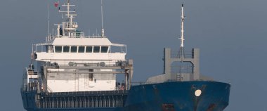 MARITIME TRANSORT - Su yolunda mavi gemi