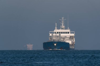 MARITIME TRANSORT - Su yolunda mavi gemi